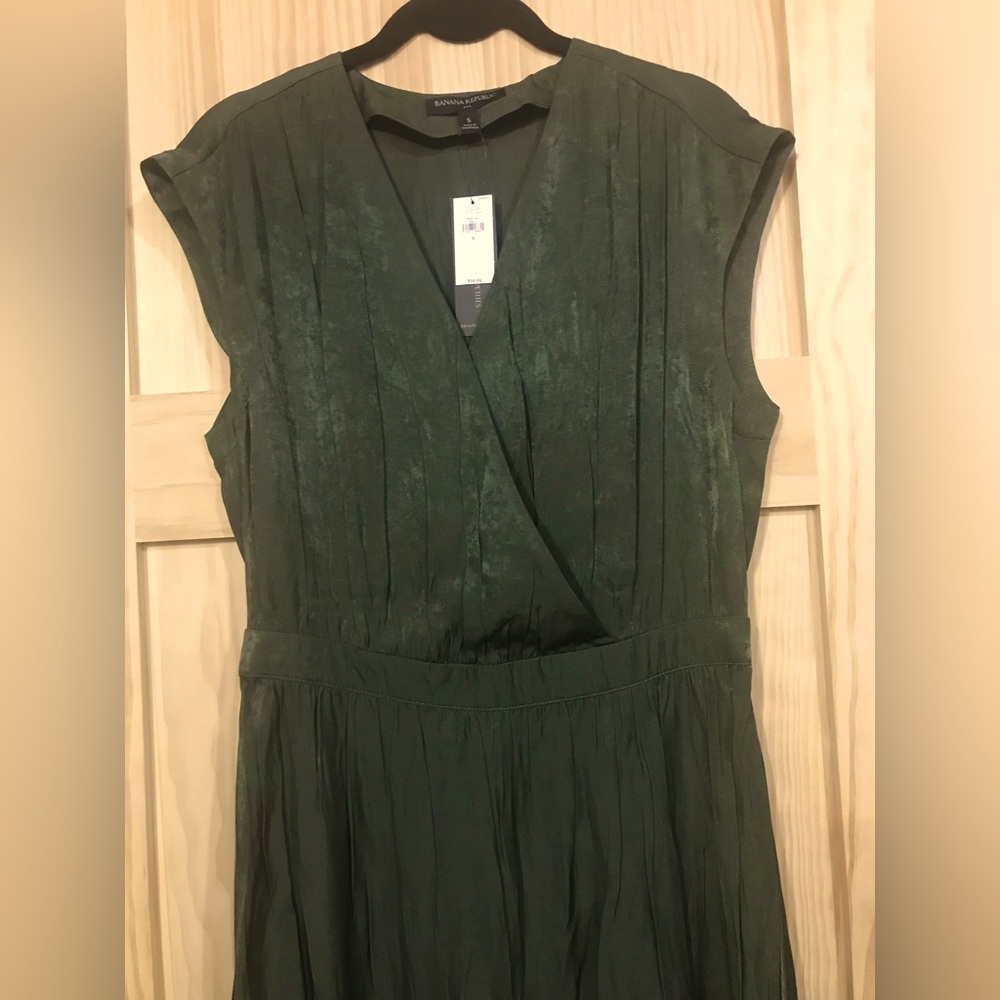 NWT!! Banana Republic dress silky olive forest green wrap dress, stretch waist